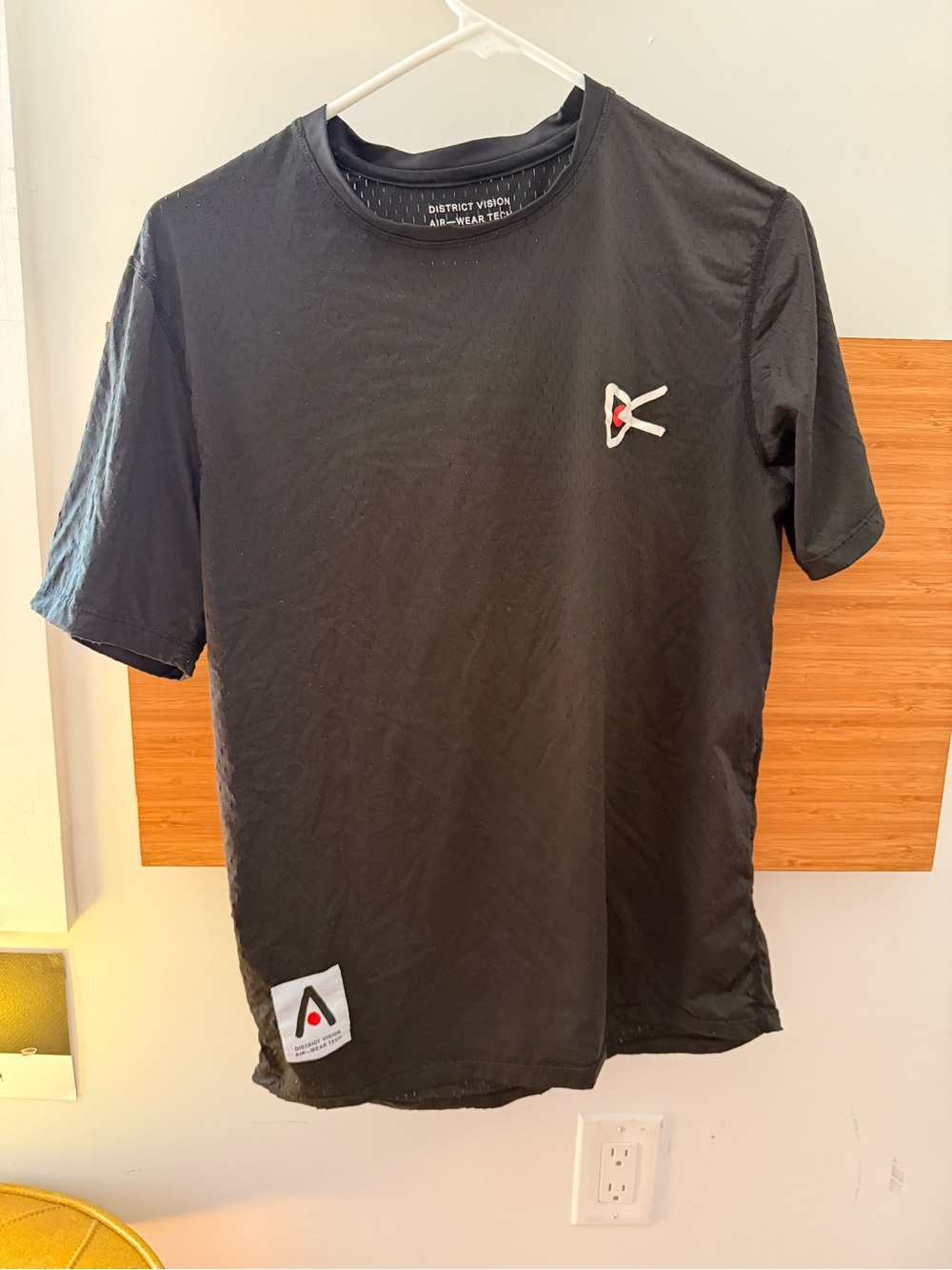 District vision men’s small air wear tshirt - Picture 3 of 4